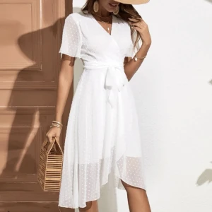 Studenten kläning / sommar kläning  - Detta är en vitt kläning köpte den för ca 260kr . Har Aldrig haft på mig den. Säljer den för den är för liten. 