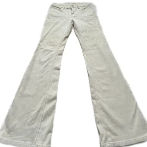 vita lågmidjade manchesterbyxor  - Superfina lågmidjade vita manchesterbyxor från brandy💗 midja: 70 cm Innerbenslängd: 78 cm