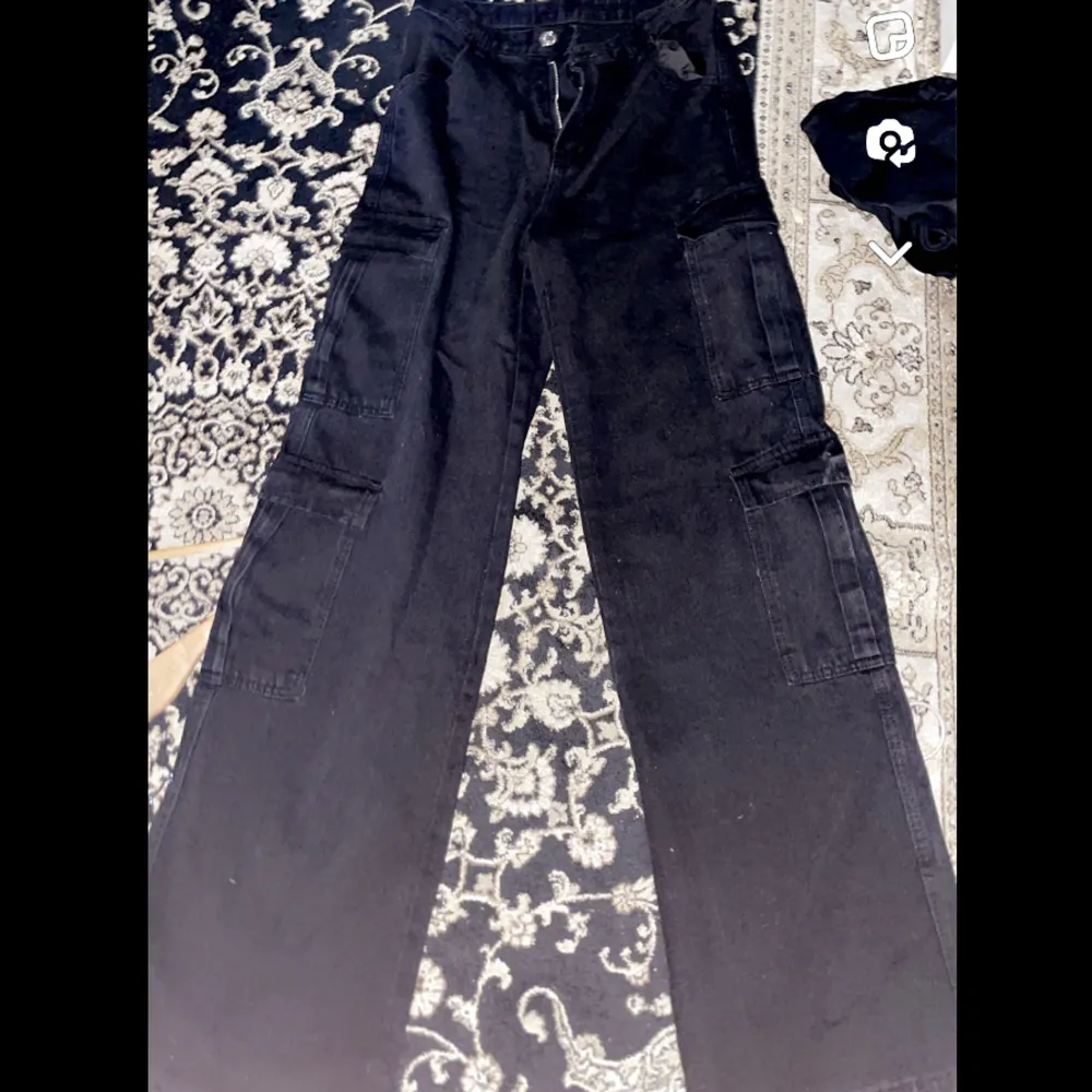 Ett par jätte fina cargos, i färgen svart. De ser gråa ut på bilden men det är kameran!💓 . Jeans & Byxor.