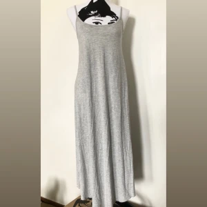 Lång klänning  - Långklänning ljusgrå i storlek S. Justerbara band.  Använd en gång och är i mycket bra skick!