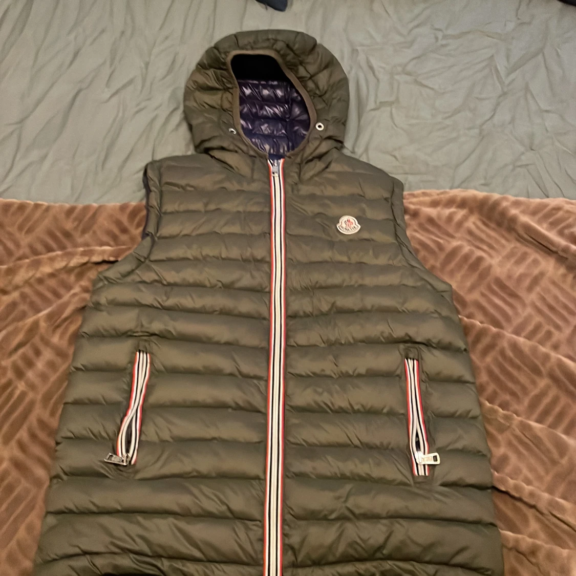 moncler väst med luva