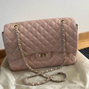 Väska - Rosa Carla Ferreri väska i vårens ljusrosa färg. 32cm bred 24 cm hög och 10 cm djup.