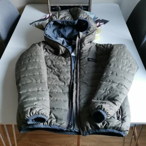 Vårjacka - Säljer denna superfina vårjacka. Aldrig använd. Grå grön färg. Storlek S Nypris 700:- passar perfekt på vår och även höst. En underbar jacka. 