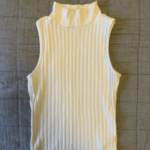 Snyggaste polo linnet  - Säljer världens coolaste vita pololinne ifrån Gina!! Sitter verkligen så himla snyggt på. Storlek S. Nypris 199kr, säljes för 50kr