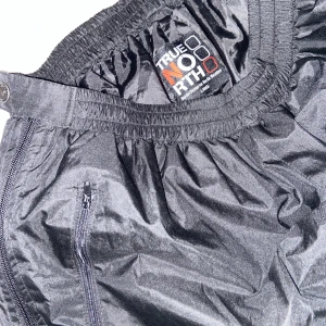 Ett par svarta termobyxor  - Ett par termobyxor i storlek L men passar nog en som är storlek M/S men för små för mig nu. Dom har ett litet hål på benet finns bild.Det finns dragkedja på båda sidorna. Frakten står man för själv, pris kan vi diskutera för frakten 🥰