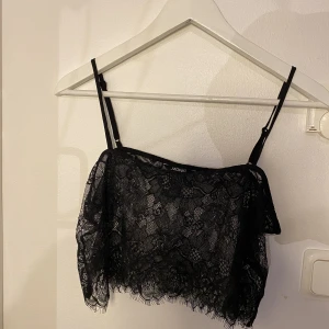 Spetstop från monki  - Fin spetstop från monki. Aldrig använd och säljer av den anledningen❤️