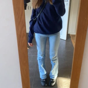 lågmidjade jeans - säljer mina lågmidjade blåa jeans! Dom är bra i längden (jag är 162 men har långa ben). Säljer pga att jag har tröttnat.