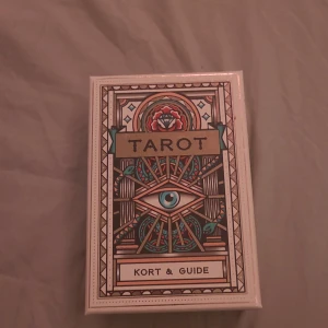 Tarotkort - Jag säljer mina tarotkort, knappt använda så finns inget märke eller något på de. Du får med en beskrivning och guide 💝 130kr men priset kan diskuteras ❄️ du kan även få spårbart men du betalar frakten.
