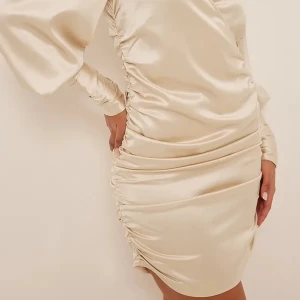 Champagne klänning//i förpackning - Helt oanvänd i storlek 38 (passar även 36) Ligger inplastad då den aldrig är öppnad 