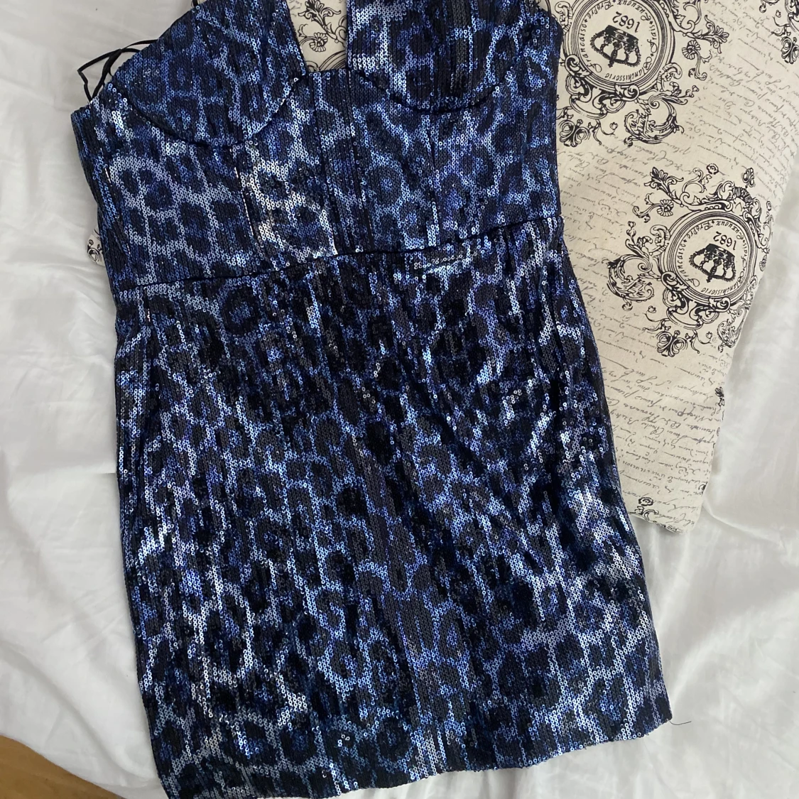 Glittrig klänning - 90