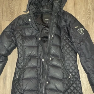 Rockenblue  - Säljer denna rockenblue jacka, storlek 36. Har tagit av pälsen men den går att få med ifall ni skulle vilja.