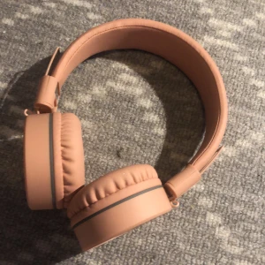 Hörlurar Rosa  - Jag säljer ett par hörlurar i fungerande skick!  Dem är rosa. Tyvärr har jag ingen sladd till som man laddar dem med. 
