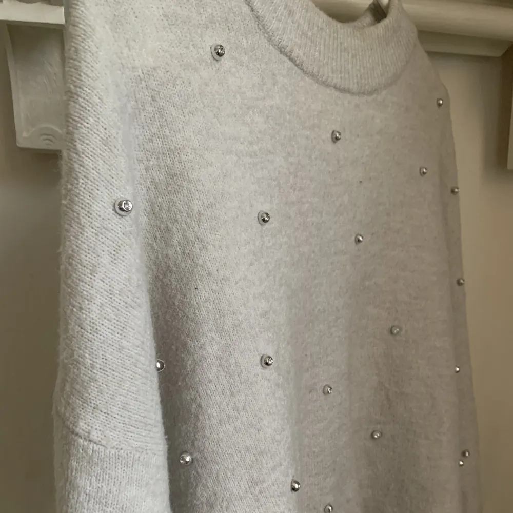 Säljer denna tröja med pärlor i storlek xs, köpt på hm för 299 . Stickat.