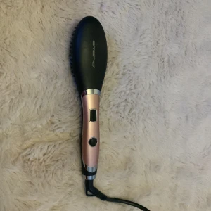 Säljer min Emeio plattborste  - Säljer min plattborste som inte kommer till användning. Den kommer upp till 200 grader😃