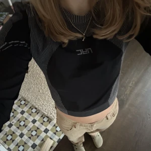 Racer likande tröja - Intressekolll på Riktigt cool racer likande tröja. Passar nog allt mellan Xs t M.  Finns inte att köpa längre! 600kr nypris, Riktigt bra shick.    Lite likt misbhv märket