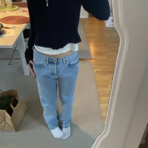 Levis jeans 501💓 - Ett par klassiska straight Levis 501. Tror att de är i w27 l32. Använda ett fåtal gånger, köpta för 1099kr men säljer för 300 kr💓