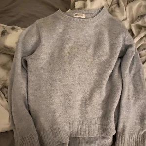 Stickad troja - Stickad tröja från hm, stl S. Kan posta och mötas upp i sthlm❤️