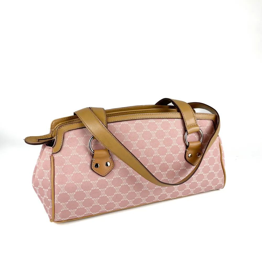 Vintage Y2K 90s 00s Nine West shoulder baguette bag in pink and tan. Faux leather details, textile body. Barely visible signs of wear if any. Width: 35 cm, side: 13 cm, height (no handle): 18 cm, height (with handle): 42 cm, handle: 61 cm. No returns.. Väskor.