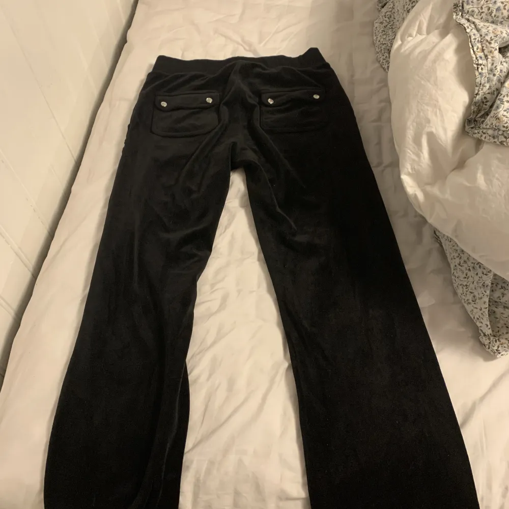 Hej! Säljer mina två juicy byxor som jag inte använder längre är inte min stil längre 💕💕 1 för 500kr och två för 1000kr. Jeans & Byxor.