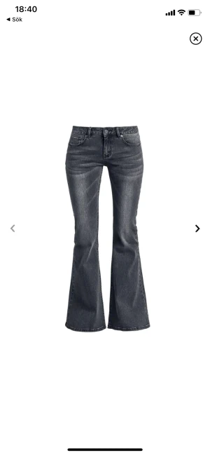 Svarta lågmidjade jeans - Säljer dessa svarta lågmidjade jeansen som jag nästan aldrig använt. Byxorna är uppklippta några få centimeter. Skriv gärna för fler bilder❤️ 