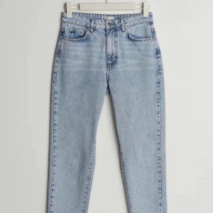 Boyfriend jeans / mom jeans blå gina tricot - Ljusblå boyfriend jeans / mom jeans stl 36, väldigt bra skick på dom (pris kan diskuteras) 
