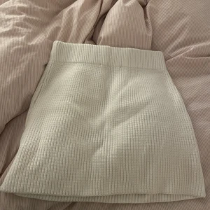 Kjol zara - Kjol från zara, storlek m men passar en S också då jag vanligtvis har S. 400+ frakt vid snabb affär❤️