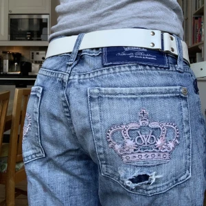 Victoria beckham jeans - Jätte fina Victoria Beckham jeans. Low waist. Men de har 2 defekter. De har ett hål i fickan men man kan nt så att ngt ramlar ut. Och gylfen är sönder! Liten röd fläck som knappt syns💕