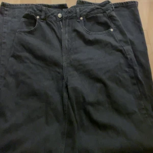 Svarta nya wide bikbok jeans. - Svarta nya Wide bikbok jeans i Size 28 skulle säga en M enligt mig. Går ner till marken på mig och lite till som är 165. Inga defekter eller så. Helt nya💕