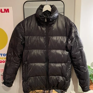 Pufferjacka - snygg vinterjacka/pufferjacka från berkley i äkta gåsdun. är köpt second hand men har inga synliga skador/slitage. jackan saknar lapp med storlek med sitter som M/L. pris kan diskuteras