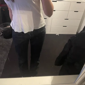 Levis jeans  - As snygga Levi’s jeans. Dom är mörkblå men ser lite svarta ut på bilderna. Hittar ingen storlek men skulle säga 28/34. För korta på mig som är ca 177