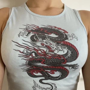 Croppat linne med tryck - Jättefint och skönt linne i mjukt material💙🤍Säljer då det inte längre är min still. Pris är öppet att diskuteras💓💓