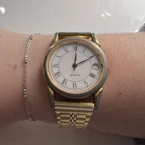 Klocka - Fin guldklocka. Batteriet behövs bytas. 30kr + frakt.  Klockan är lite missfärgad runt uret, men inget som syns jätte mycket (se bild). Skriv om du vill ha fler bilder😊