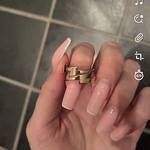 Ring blixtar  - Ring med blixtar på i guld! Inte rostfri men den har inga defekter ⚡️⚡️ vet inte vilken strl!😊