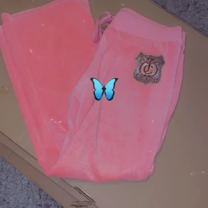 Juicy couture ❤️ - Hej säljer dessa fina rosa juicy couture byxor i en gammal modell. Har några defekter men är annars jätte snygga😍 Har sänkt priset med 50kr. Skriv för mera bilder ❤️