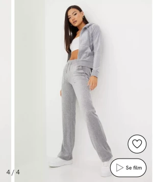 Ljusgrå juicy couture🤍 - Jag säljer hela mitt ljusgråa juicy couture sätt, då jag tröttnat på färgen. Koftan är nästan aldrig använd och byxorna är använda ett fåtal gånger, de är nog lite lite slitna längst ner, men absolut inget som syns eller något man tänker på🤍 1600 +frakt🌟 