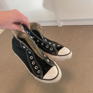Converse  - Bra skick men bara ett sko snöre men det är ju lätt att sätta i!  Snabb affär helst så möts bara upp i Stockholm för det går fortast!!💕💕💕 Har fått en dålig resestion pga mitt konto laggade så kunde inte svara på chattar på 2 månader ❤️