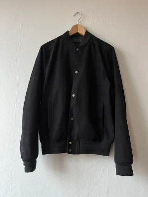 Bomber jacka  - Svart bomberjacka jacka i mocka. Strl: S