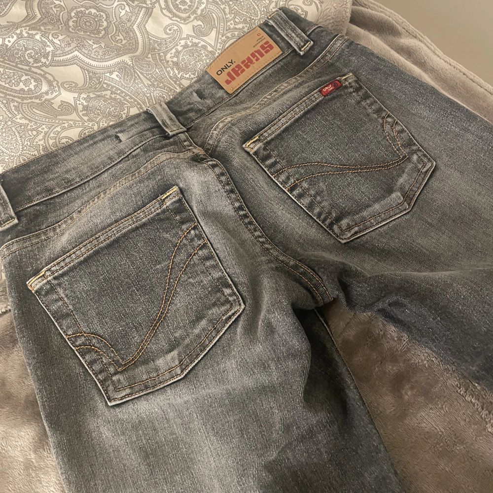 jag säljer dessa super fina jeans som jag nyss köpte på plick men när jag fick hem dom var dom tyvärr för små. Därför har jag ingen bild hur dom sitter på. Jätte fint skick💕 Köparen står för frakt!. Jeans & Byxor.