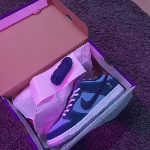 Nike SB Dunk Low Pro Why So Sad  - Ett par helt nya Nike SB Dunks som aldrig har använts. Orginalbox, kvitto, samt extra snören medföljer 