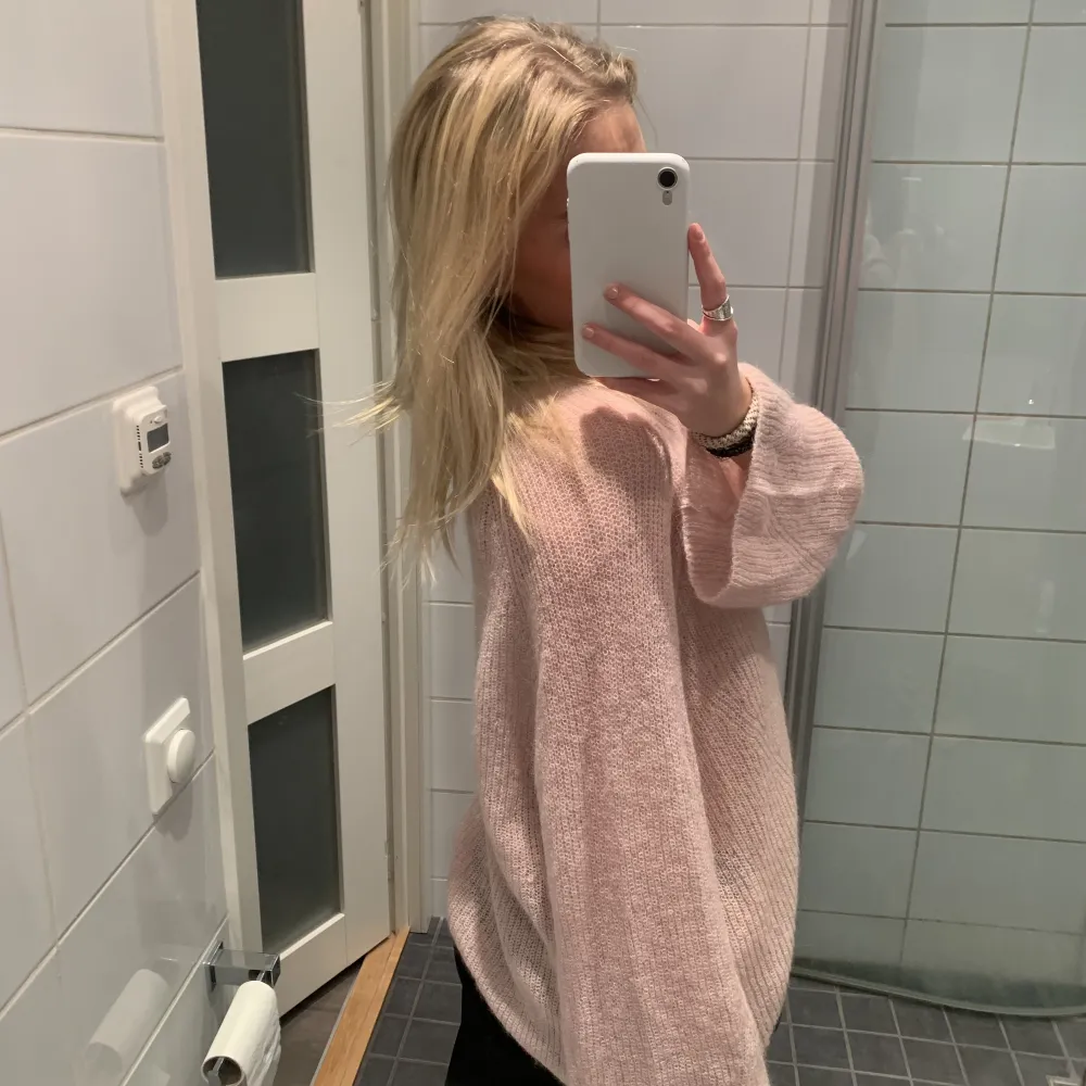 Säljer denna rosa stickade tröja från Stockholm LM, tryck INTE på KÖP DIREKT. 💗 (42% polyamid, 38% mohair, 20% ull) . Stickat.