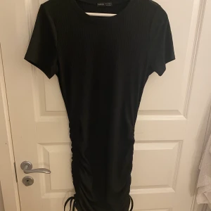 Klänning - Klänning med snörning i sidorna, använd några gånger o tvättad nån gång, storlek Medium. 