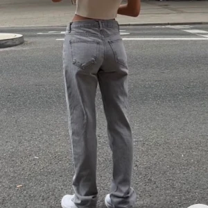 Gina’s low waisted jeans grå - Grå low wasiter jeans från Gina tricot. I storlek 36  Helt nya! Har använt ca 4 gånger  Köparen står för frakt (80kr)