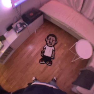 Egen gjord pharrel matta  - Egen gjord pharrel matta,  90 : 35 cm. Gjord genom en tufting pistol som har skjutit garn.  Den är gjord med akryl garn. Du kan både ha mattan på golvet men också på väggen om du känner för de. 