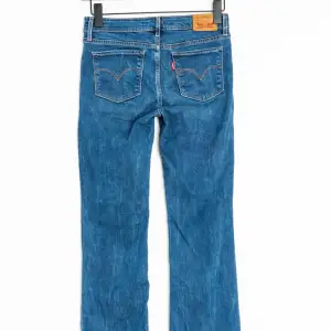Vintage Levis jeans lågmidjade och bra skick passar nån som brukar ha 36 ungefär 