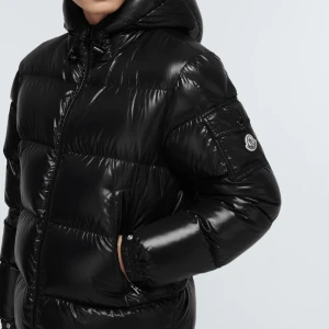 Moncler Jacka XL - ECRINS GIUBBOTTO ECRINS JACKET säljes, hel och fin samt väldigt fräsch, inga scratches eller andra skador.  Nypris 15k Mitt pris: 6000 vid snabb affär! 