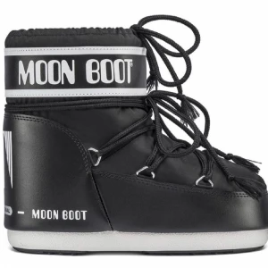 Låga Moonboots - köpta förra året men använda max 3 ggr så är i nyskick💓 frakten ingår i priset 💓 lite hundhår inuti men inget man tänker på( går såklart att ta bort)