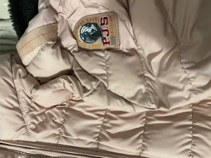 Parajumper jacka babyrosa - Har tyvärr inte kvittot kvar TROR jag, men går att scanna och på massa andra sett att bevisa att den är äkta. Köpt på jhonells på Norrköping för ca 1 år sedan köptes för ca 5000 (4799) 