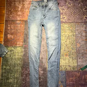 3 stycken jeans i modellen Snake från lager157. Stl xs på alla. 90 kr styck inkl frakt. Eller 200 inkl frakt för alla 3!