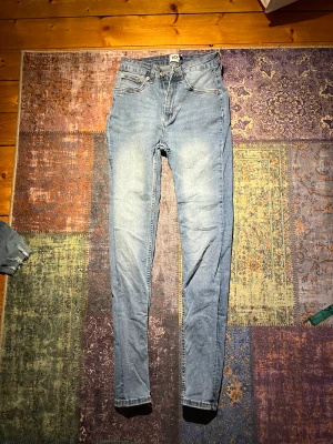 Olika Lager 157 jeans  - 3 stycken jeans i modellen Snake från lager157. Stl xs på alla. 90 kr styck inkl frakt. Eller 200 inkl frakt för alla 3!