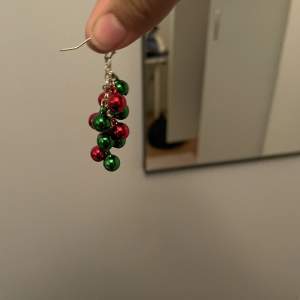 grönröda julörhängen köpta på glitter för 1 år sedan. som man ser på bild 3 så är de tyvärr för tunga för mina öron så de är aldrig använda. det är bjällror i dem så de låter alltså när man rör på öronen❤️